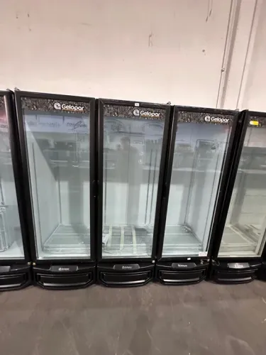 Expositora 3 portas 1450 litros cervejeira Gelopar 