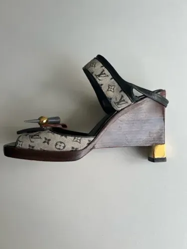 Sapatos Louis Vuitton de couro com jeans
