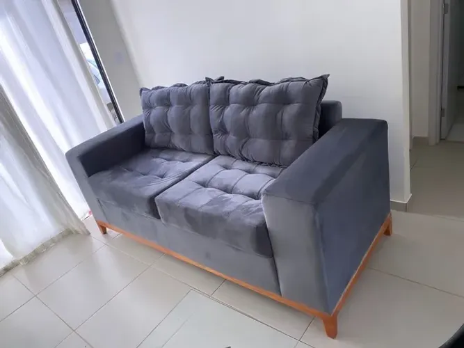 Sofá 2 lugares com pe de madeira frete grátis  R$ 1.600,00 ou 12x sem juros  