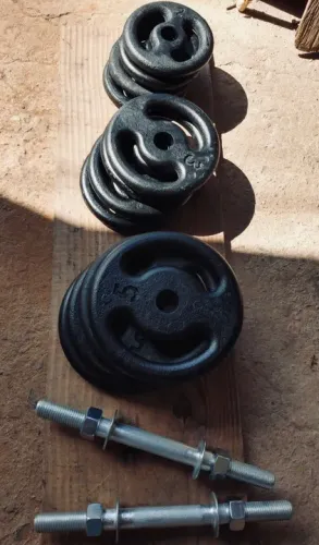 Kit com 40 kg de anilhas e duas barras maciças