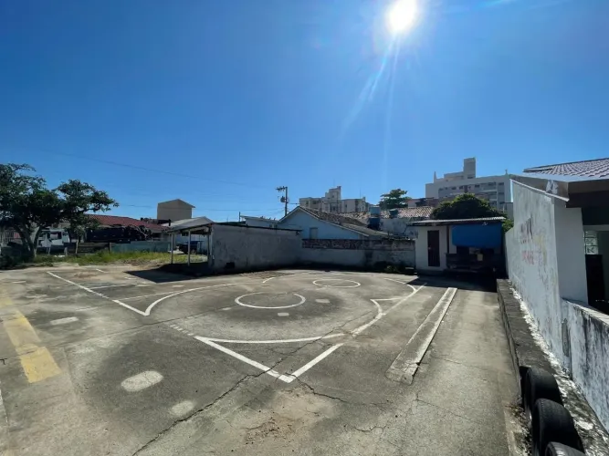 Terreno com 716,40 m² em Capoeiras - Á venda em Florianópolis