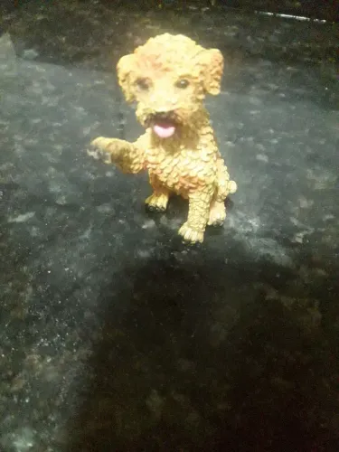 Coruja de gesso e um cachorro para decoração p
