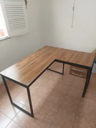 Mesa de Escritório em L com Gaveta
