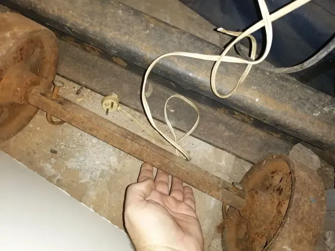 Eixo com roda antiga industrial