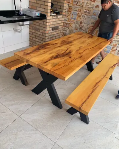 Mesa com base de madeira em (X)