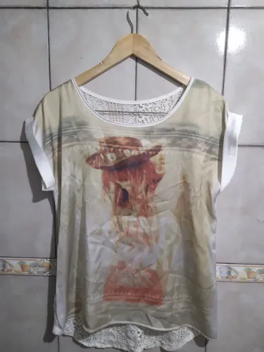 Blusa feminina estampada com renda