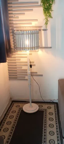 Luminária de chão artesanal com design moderno