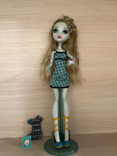 Monster High Lagoona Blue com ovo e pedestal- novíssima