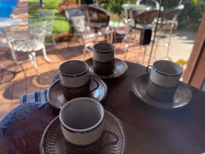 Jogo de xícaras com pires para café de prata.