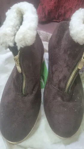 Botas de inverno marrons com detalhes em pele