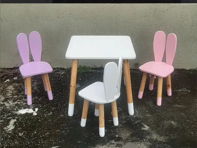 Mesa e cadeiras infantis coelho
