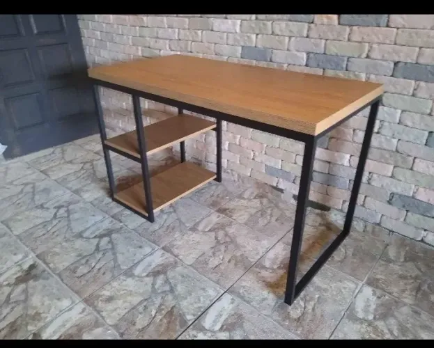 Mesa de escritório industrial com prateleiras