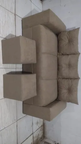 Disponível na cor caramelo com dois puf