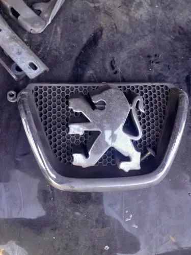 Emblema grade pegeout