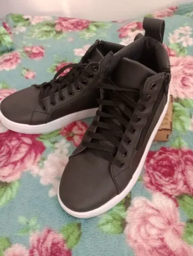 Tênis Cano Alto Preto com Detalhes Brancos