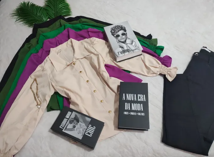 Blusa Feminina de Crepe Duna com botões,mangas compridas e bufantes.