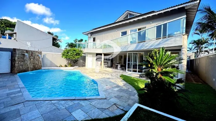 Casa com piscina e varanda gourmet, 4 dormitórios, Enseada, Guarujá.