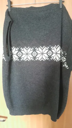 Sueter cinza e branco