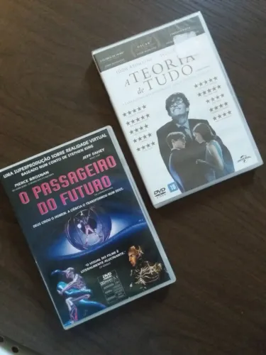 COMBO 2 DVDs: "A TEORIA DE TUDO" E "O PASSAGEIRO DO FUTURO" - NOVO E SEMINOVO