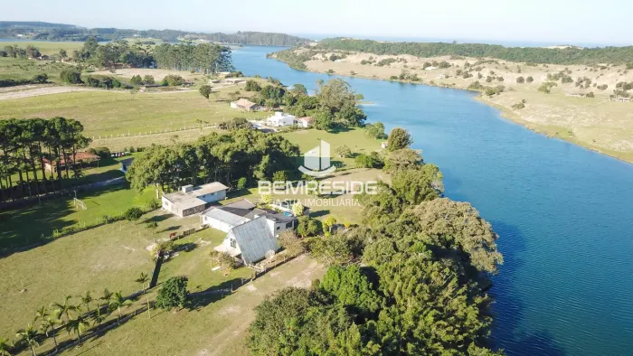Sítio com piscina e fundos para a lagoa do Arroio Corrente