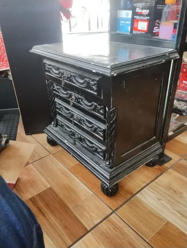 02 Escrivaninhas 60cm x 60 cm x 40 cm 4 gavetas 4 gavetas 60 anos