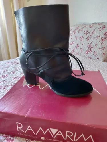 Bota cano curto de couro e camurça da Ramarim