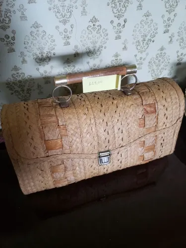 Bolsa de palha vintage com detalhes em madeira