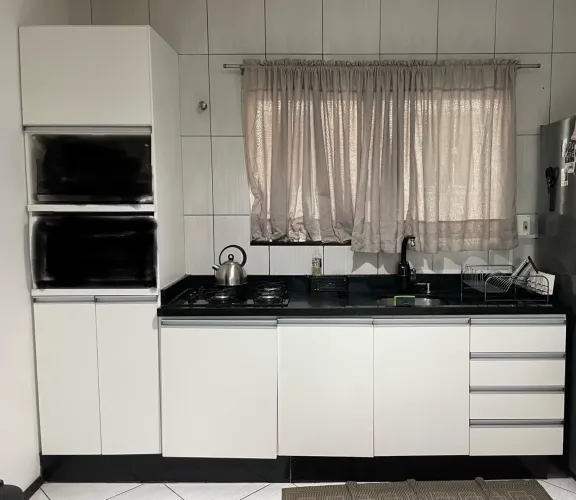 Cozinha com granito e fogão 