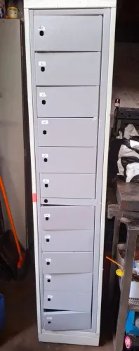 Armário de Aço 12 portas pequenas, para celulares e objetos pequenos