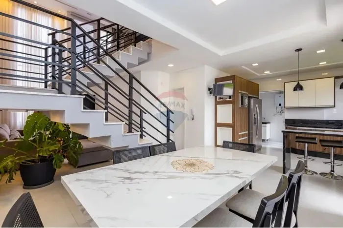 Sobrado à venda no Residencial Chácara Marumbi, com 158m², 3 quartos, sendo 1 suíte e 4 va