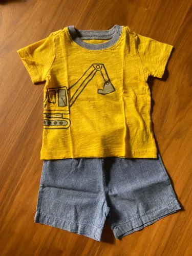 Conjunto short e camiseta! Tamanho 18 meses! Carter?s 