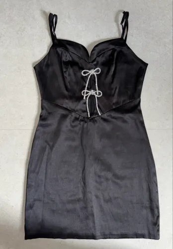 Vestido preto com detalhes de brilho - Tamanho P