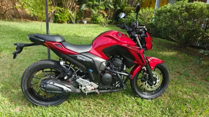 Yamaha Fazer 250c - Emplacada