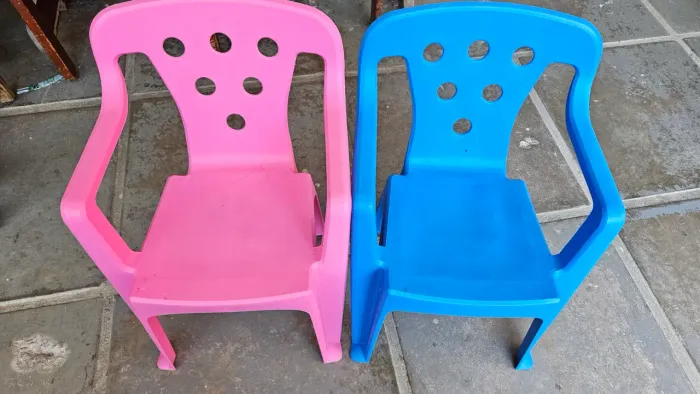 Cadeira de plástico infantil