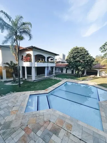 VENDEMOS MAGNÍFICA MANSÃO DE 2.500M² EM ESTILO RETRÔ, CERCADA POR ÁREA VERDE E BELÍSSIMOS 