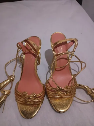 Sandália <br>San dourada Luiza Barcelos +Silva Braz , tamanho 35<br>Semi nova ; sandália 