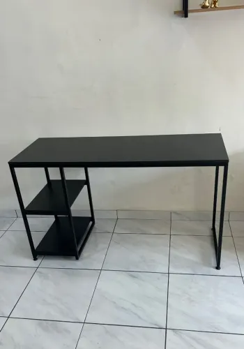 Mesa 130x50 x75Altura com prateleira em MDF e metalon.