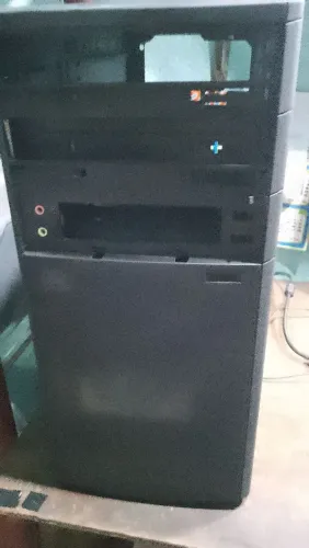 Gabinete de PC vazio medio