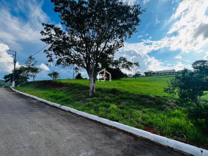 Terreno com leve aclive e área de 2.044m² no Condomínio São Félix do Cataguá em Taubaté.