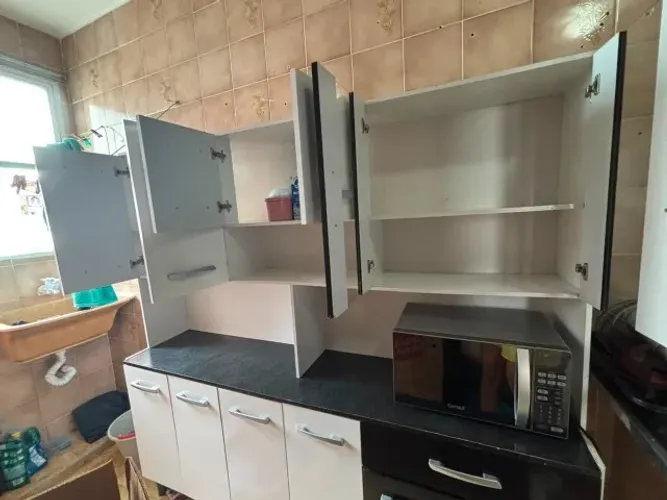 Armário de cozinha em MDF/MDP, nas cores branco e preto, com nicho para micro-ondas.