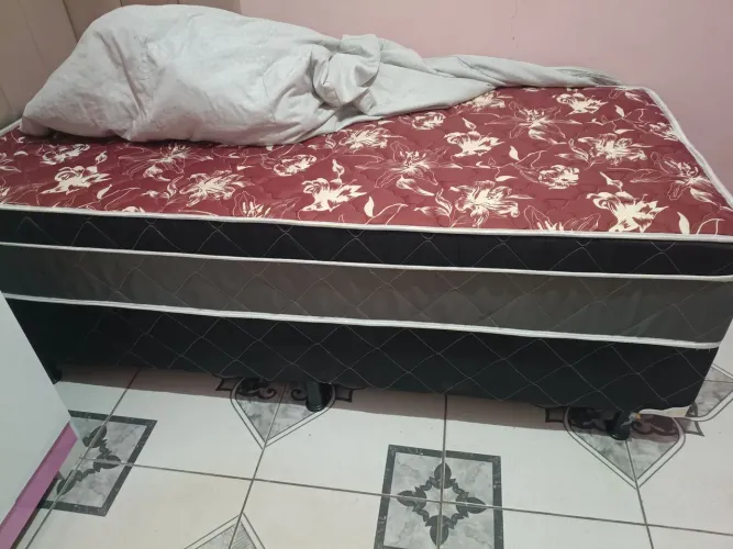 Vendo cama solteiro semi nova