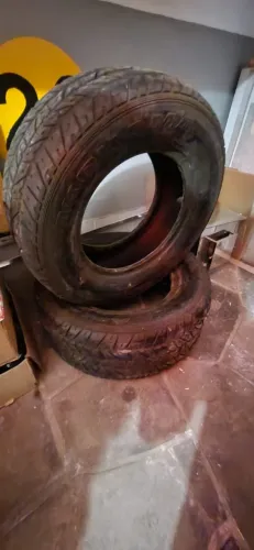 Quase DANDO - pneus 255/60R15 - excelente estado - 2 POR R$ 250