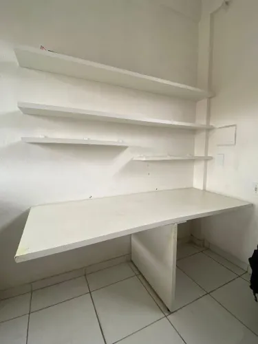 Prateleiras com mesa integrada 