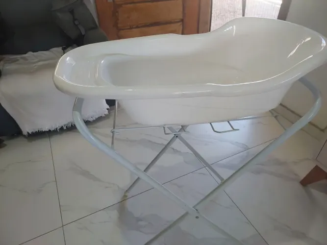 Banheira com suporte e saída de água - para bebês