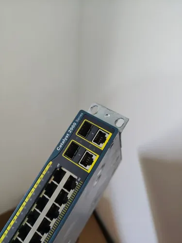 Switch Cisco catalyst 2960 - 48 portas