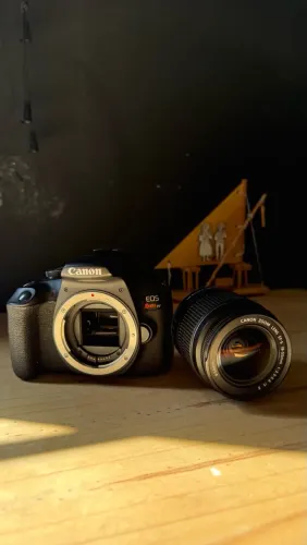 Canon EOS Rebel T7 - IMPECÁVEL