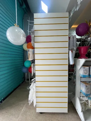 Painel canaletado expositor central giratório 