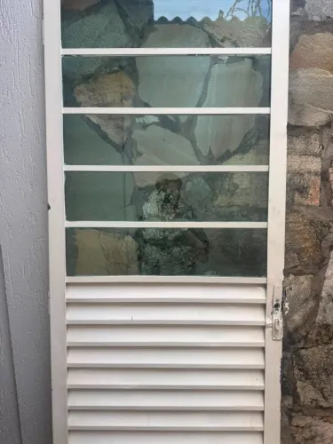 Porta de Ferro Branca Mista com Vidros - Usada (76x210cm)