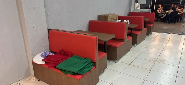 Conjunto com 2 Cabines Estofadas + Mesa - Móveis para Lanchonete/Restaurante