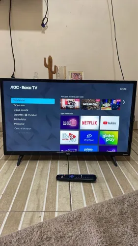 Smart tv aoc roku 32 polegadas funciona perfeitamente, acompanhar controle e pezinho